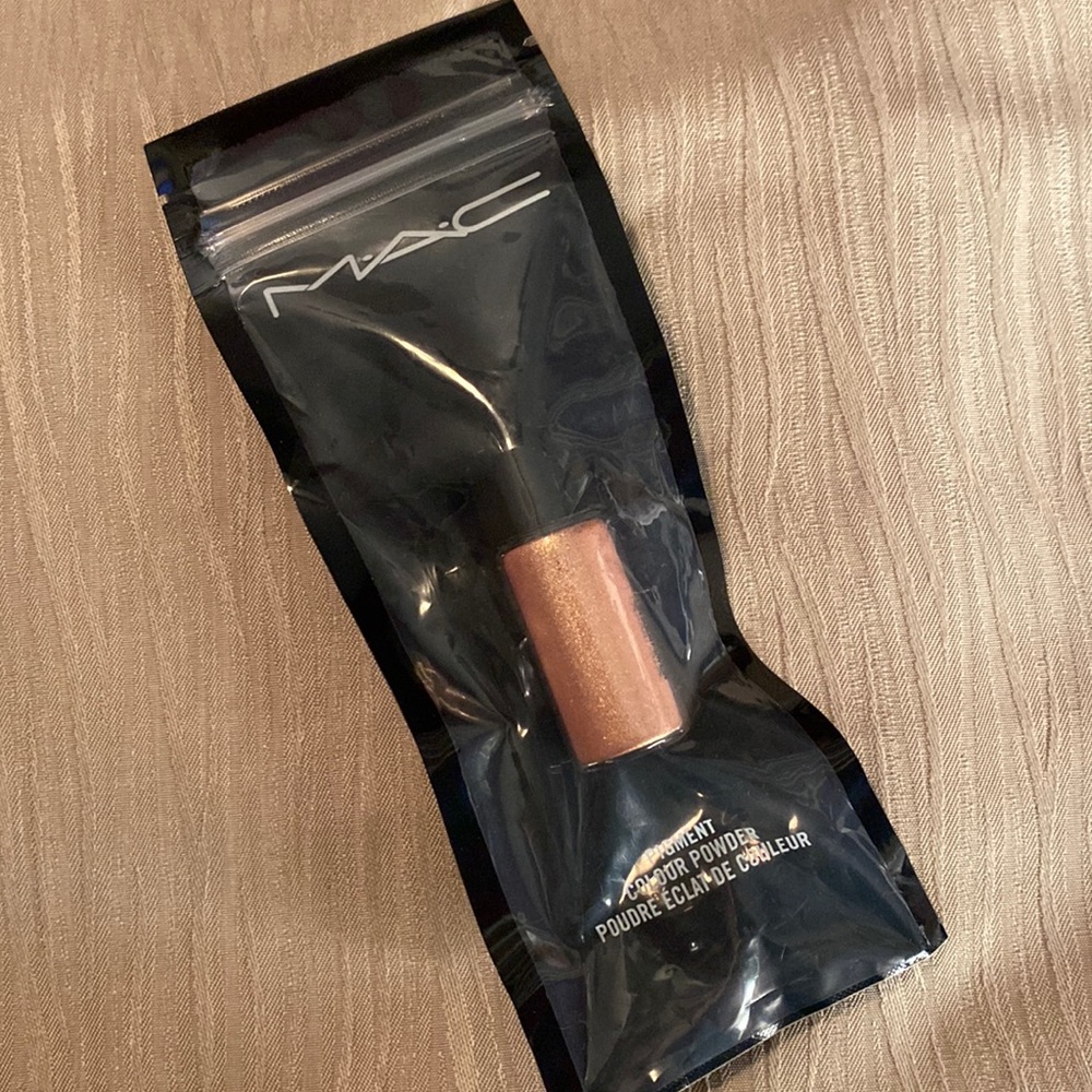 MAC “Melon” Mini Pigment
